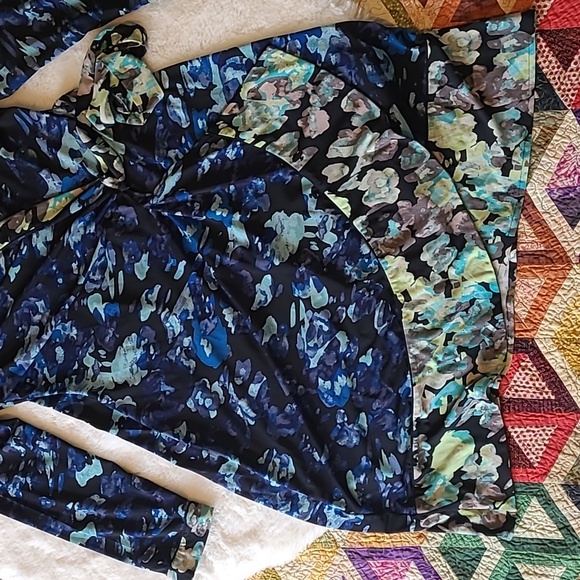 BCBG Max Azria Adele Blue Pretty Floral Knee Length Wrap Dress Large - Picture 5 of 7